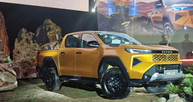 Toyota Hilux 2026 chốt giá từ 632 triệu đồng tại Việt Nam, có những nâng cấp gì để đấu Ranger, Triton?